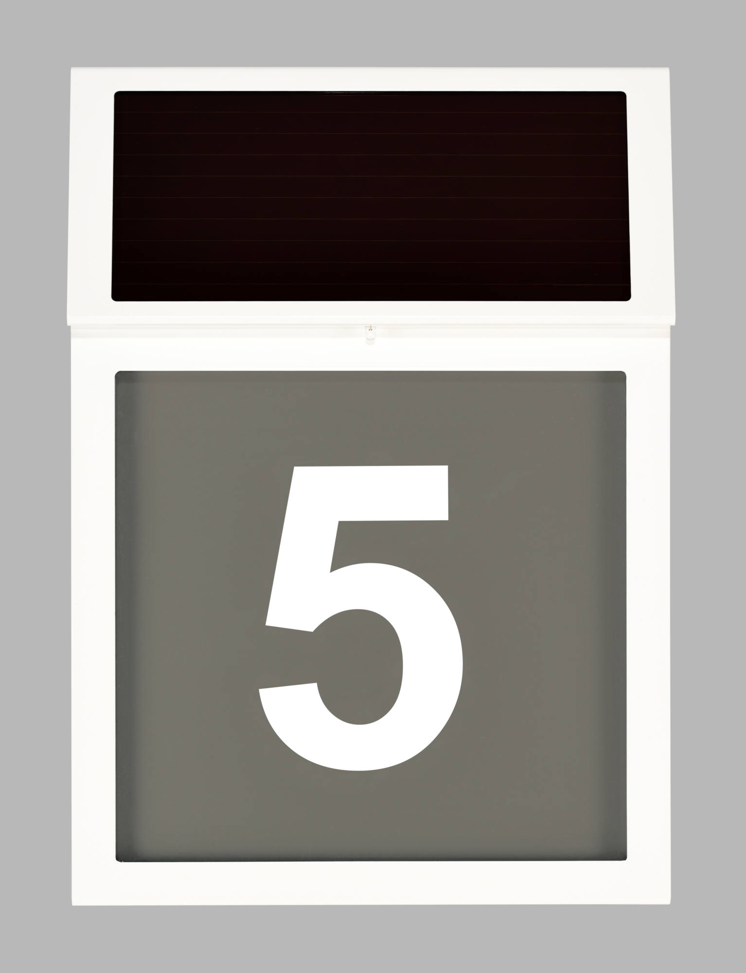 Solar-Hausnummer mit weißem Gehäuse und grauem Hintergrund in der Frontansicht. Beschriftet mit einer Hausnummer in der Mitte.